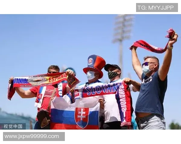 西班牙传奇拉莫斯携手球迷温情合影见证绿茵荣耀瞬间