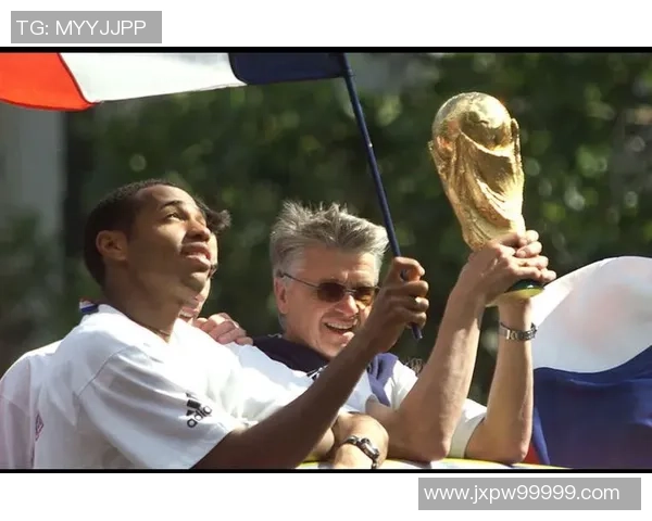 足坛传奇巨星亨利球星卡收藏价值与经典瞬间全景解析