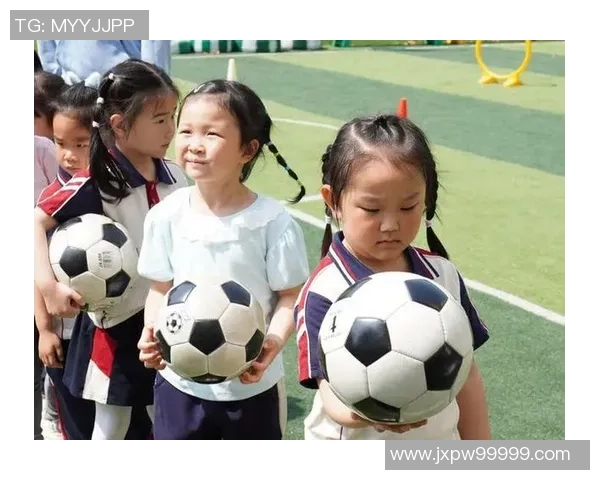 足球场上的小球迷与偶像球星不期而遇的温馨时刻