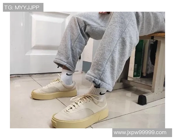 足球球星同款板鞋女款时尚潮流设计舒适百搭穿搭推荐